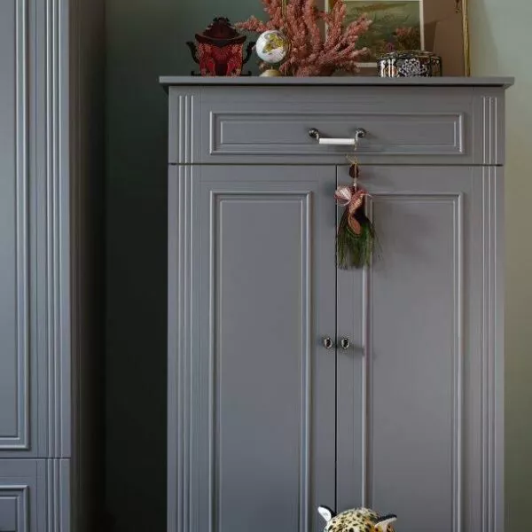 Ines neutral gray wysoka komoda 2-drzwiowa