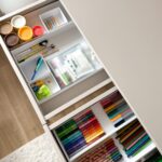 szuflady biurka wypełnione przyborami szkolnymi