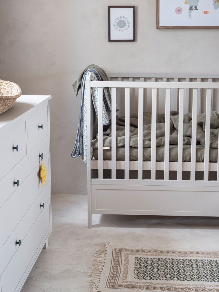 białe meble dla niemowlaka