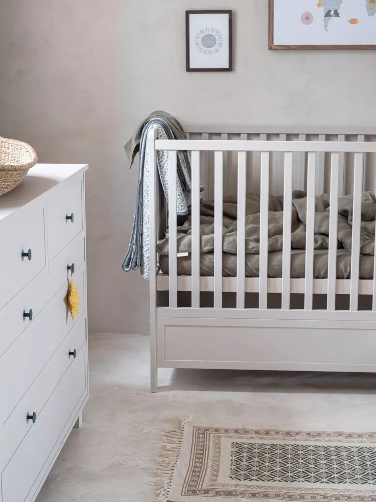 białe meble dla niemowlaka