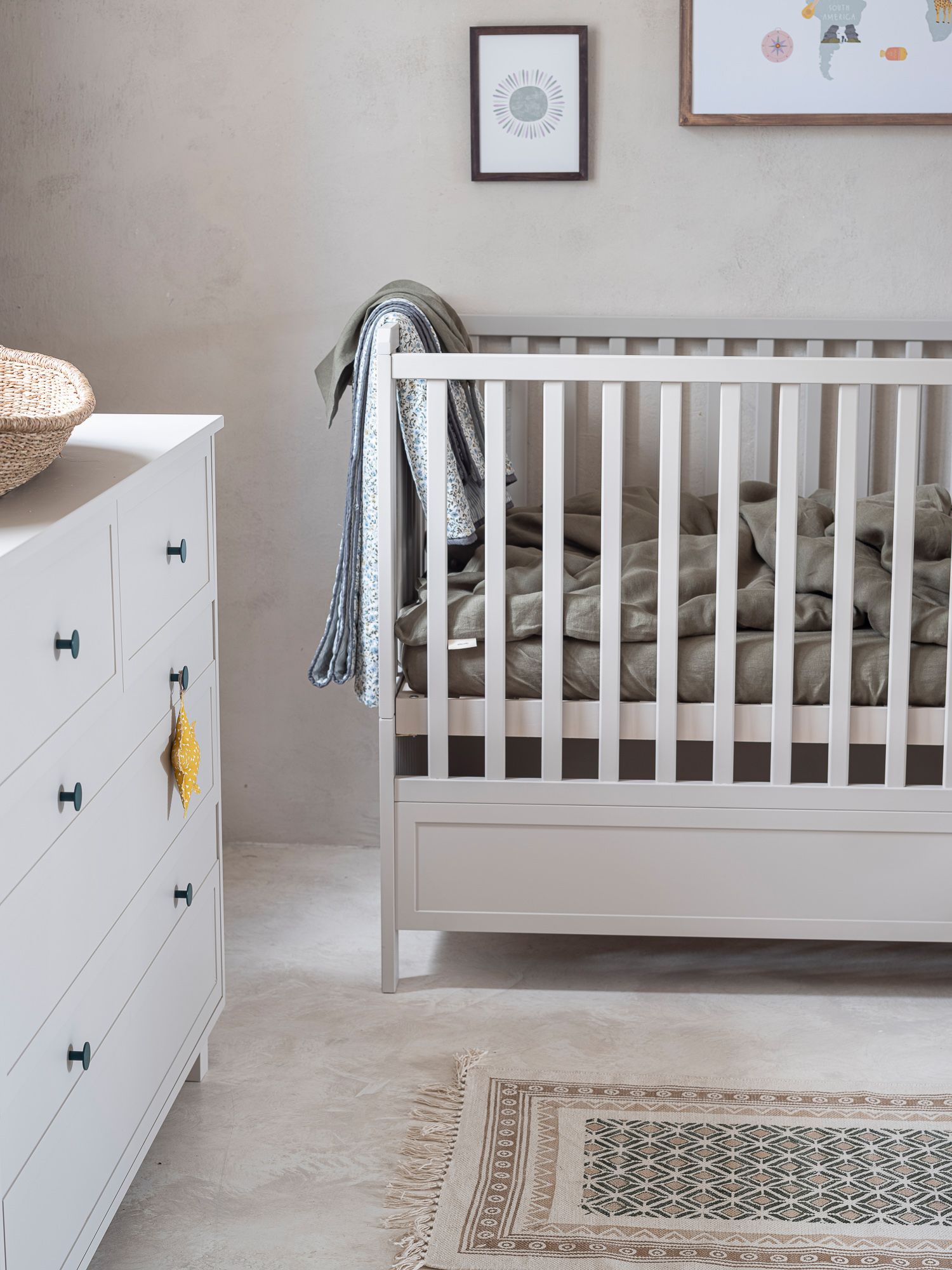 białe meble dla niemowlaka