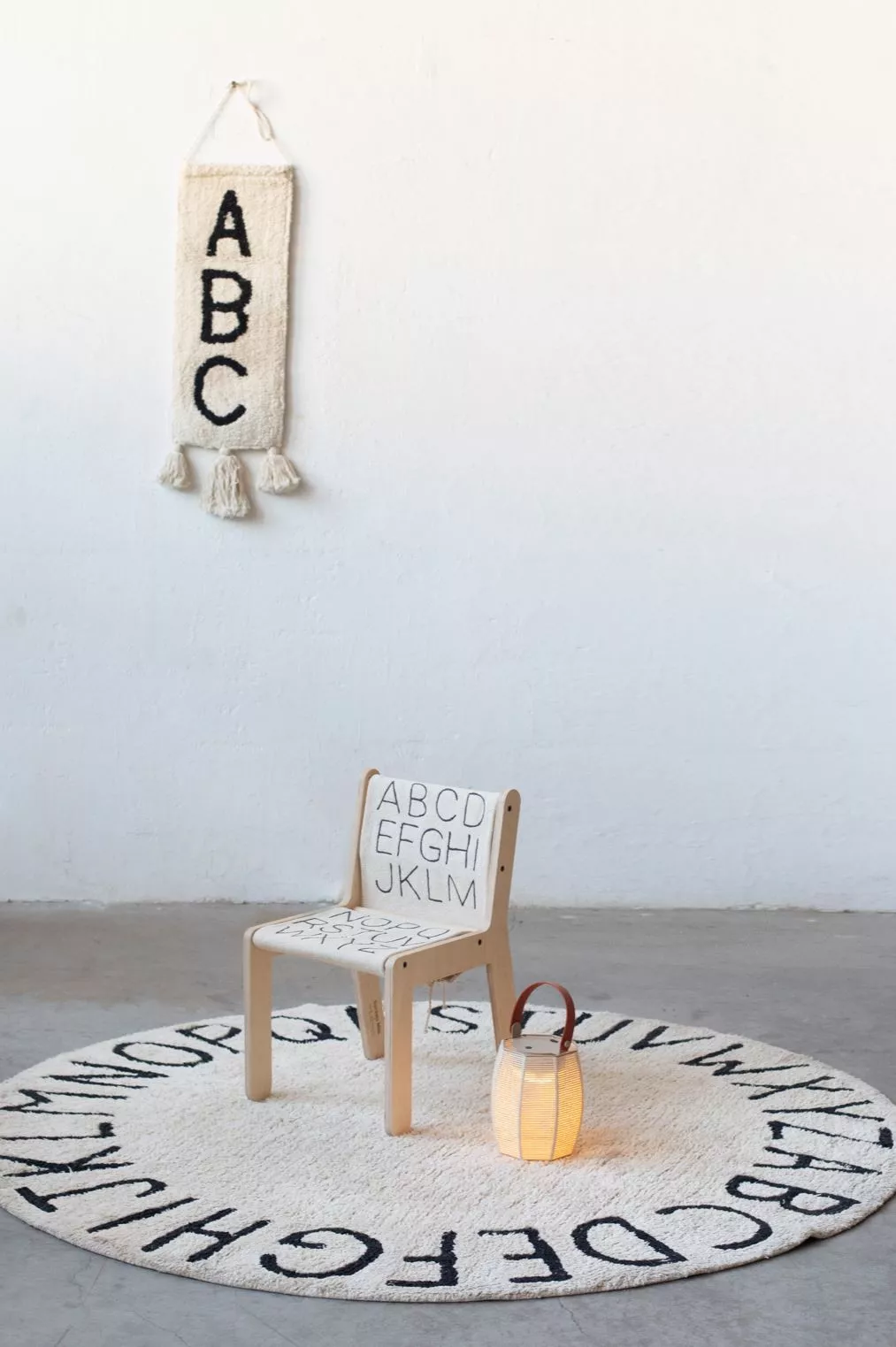 krzesełko i dywan z alfabetem