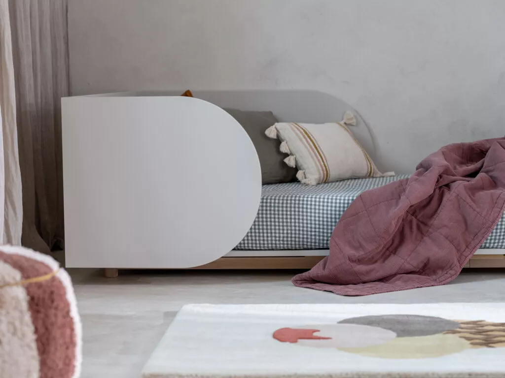 białe niskie łóżko dziecięce