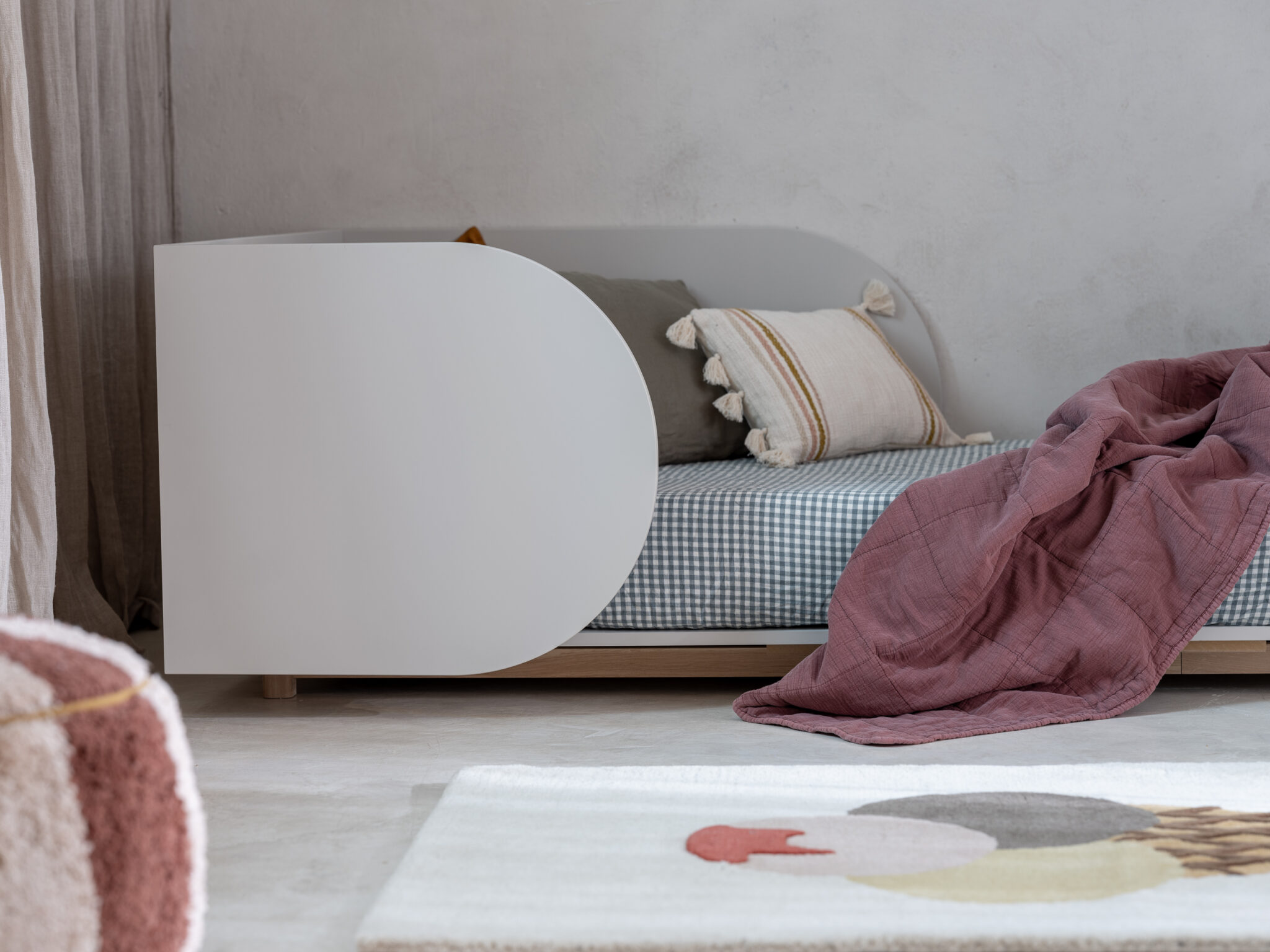 białe niskie łóżko dziecięce